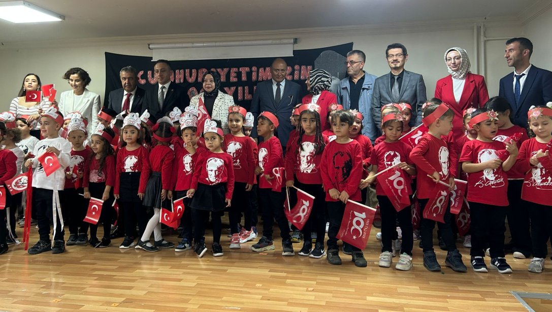 Seyitgazi Kaymakamımız Sayın Yeşim ALTIN beraberinde İlçe Milli Eğitim Müdürü Nazmi AVCI ile birlikte ilçemiz Kırka Anaokulu'nun 29 Ekim Cumhuriyet Bayramı törenine katılıp çocukların bayramını kutladı.