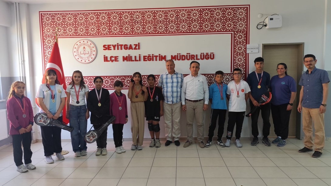 BADMİNTON TURNUVASINDA ÖDÜL ALAN ÖĞRENCİLERİMİZİ TEBRİK EDERİZ!